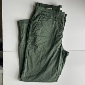 Levi’s - essential chino - olive green - size 27